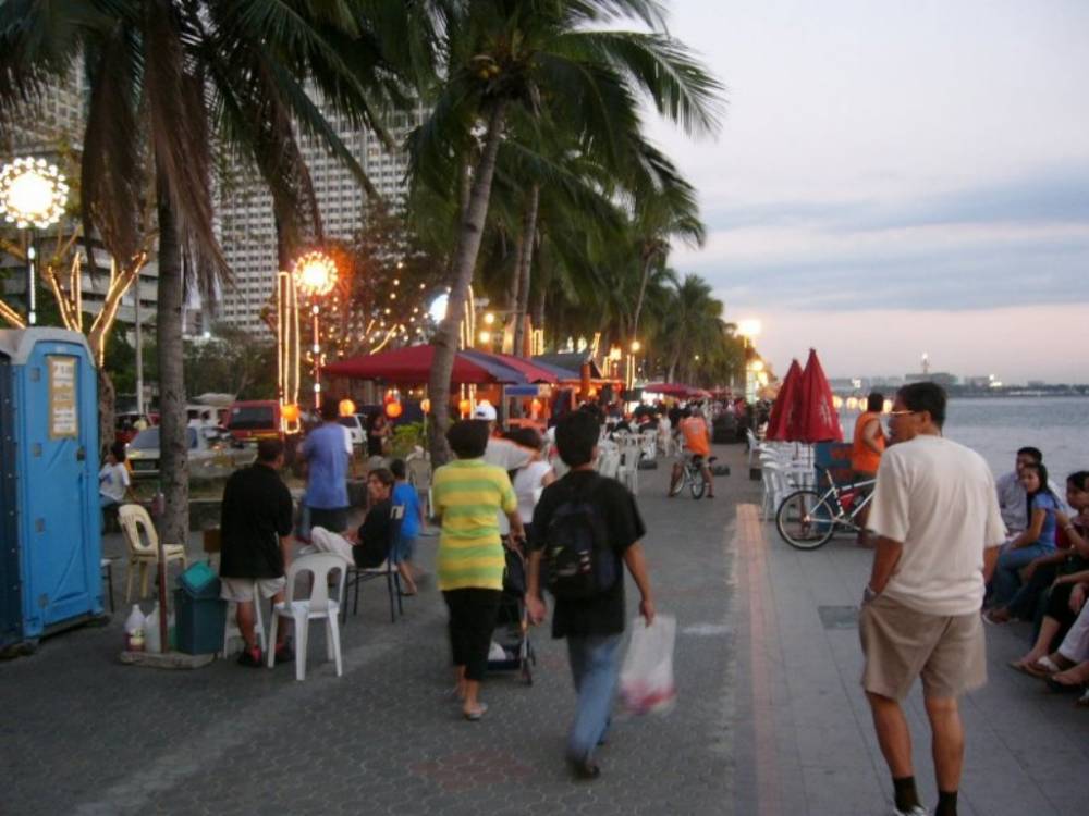 Manila Baywalk - Enjoying An Evening Stroll At The Manila Bay Walk In ...