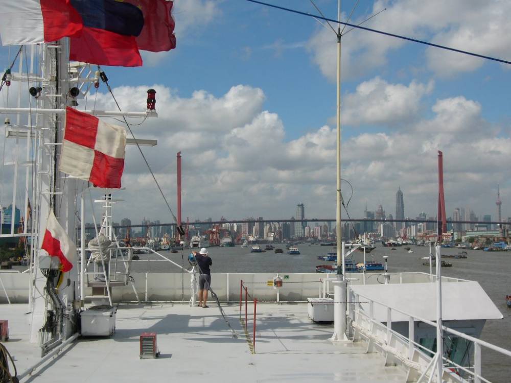 Wave Mercury passing Shanghai on a Sunny Day - Ships, boats and life at ...